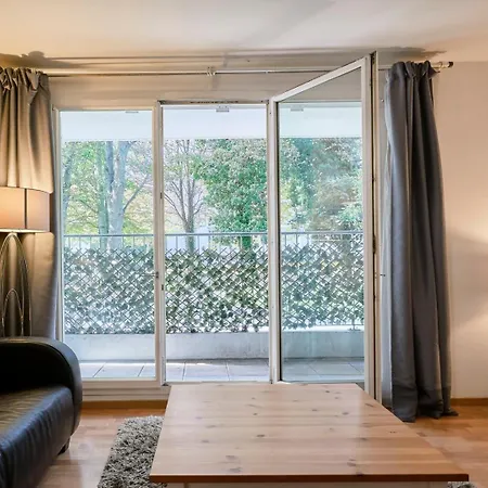 Apartment Near Train Station With Parking *