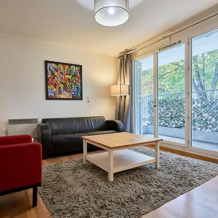 Apartment Near Train Station With Parking *