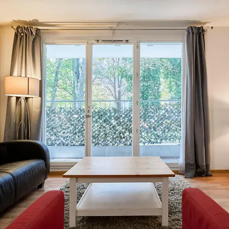 Apartment Near Train Station With Parking *